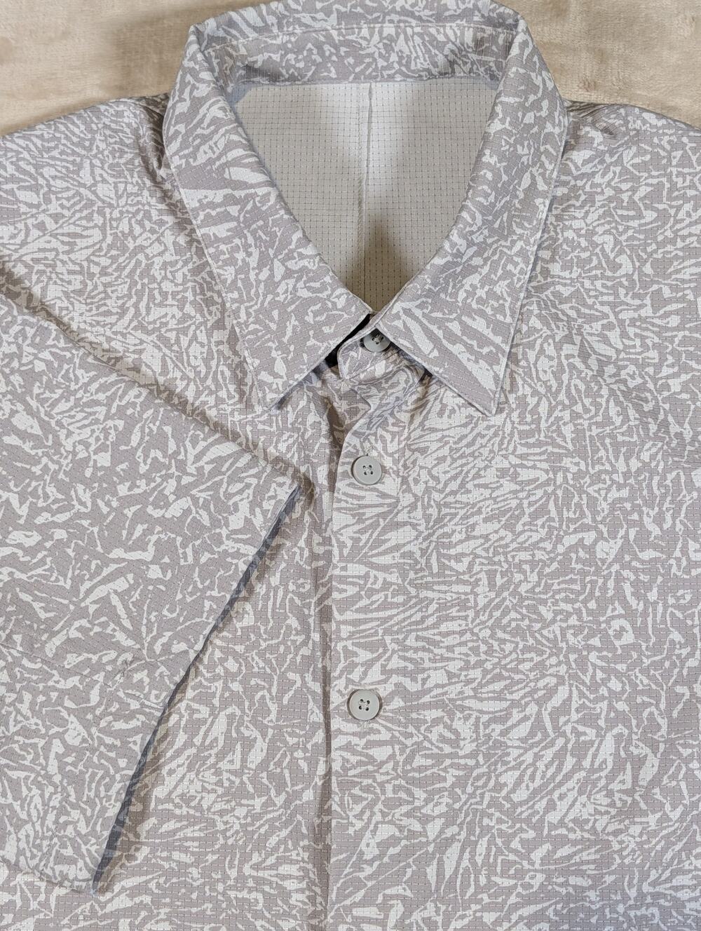 Lululemon Mens Medium Airing Easy Short Sleeve Button Up Shirt Gray Print